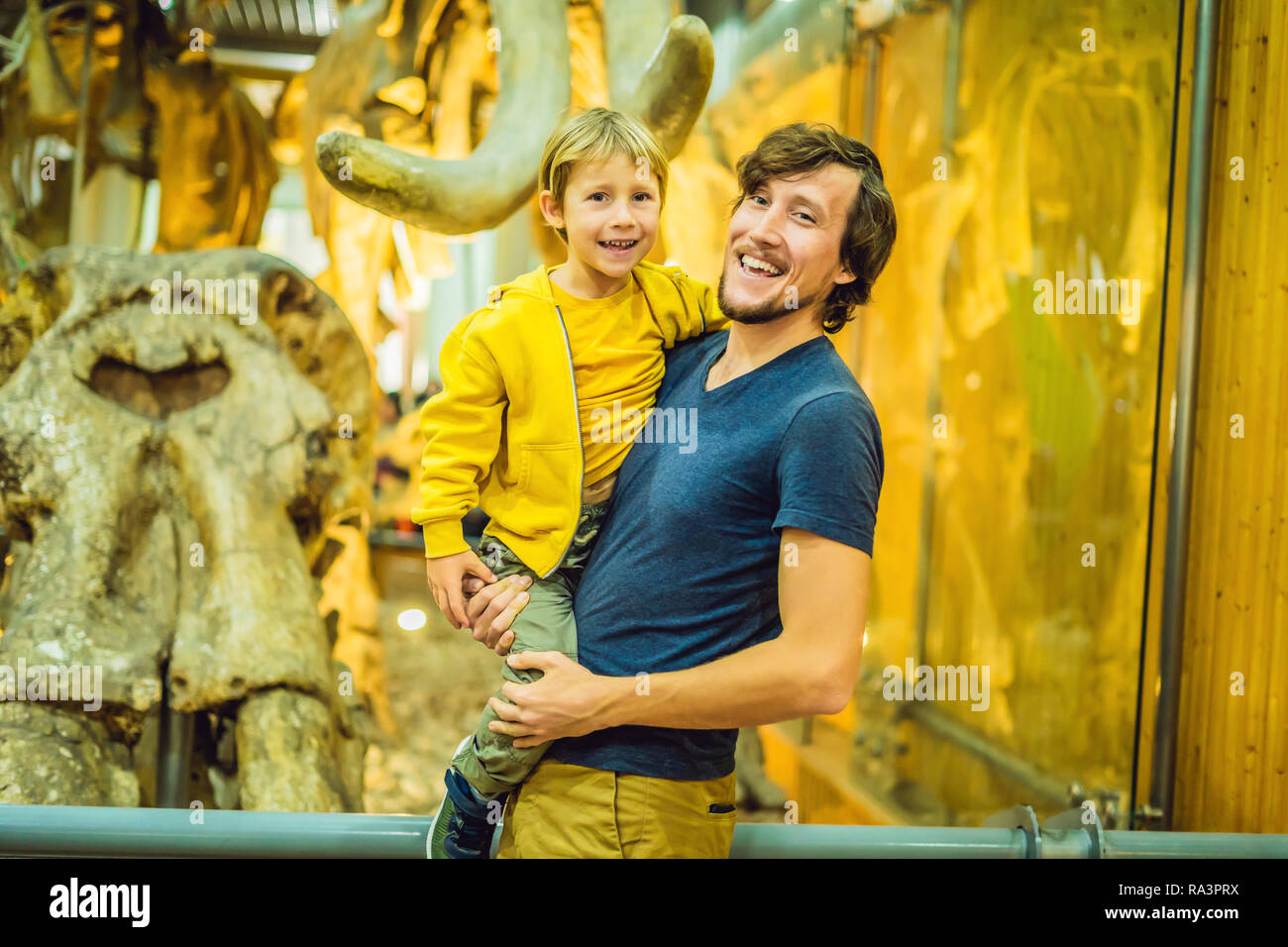 La Chine Beijing, 16 Octobre 2018 : Papa et le garçon regardant squelette de dinosaure dans museum Banque D'Images