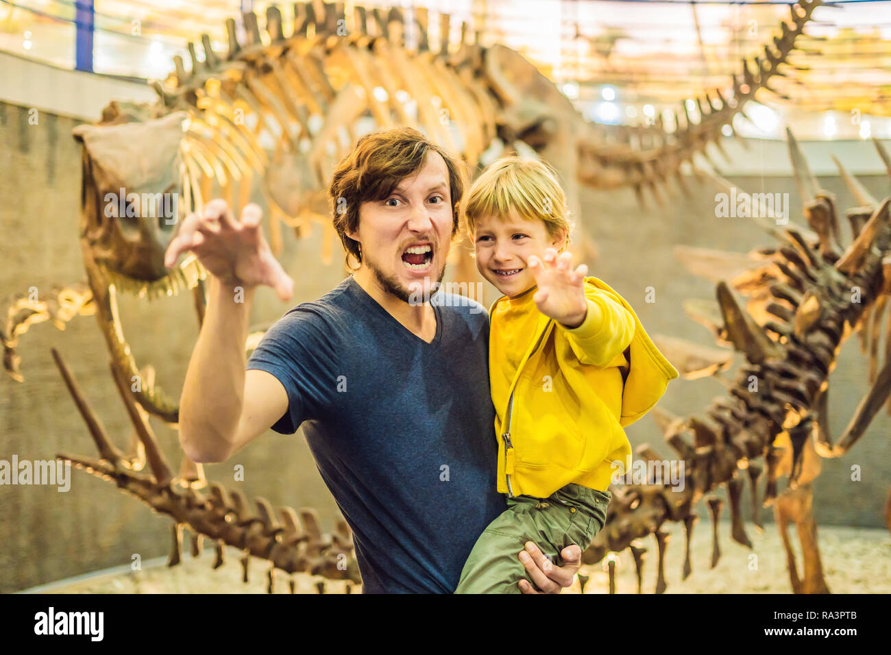 La Chine Beijing, 16 Octobre 2018 : Papa et le garçon regardant squelette de dinosaure dans museum Banque D'Images