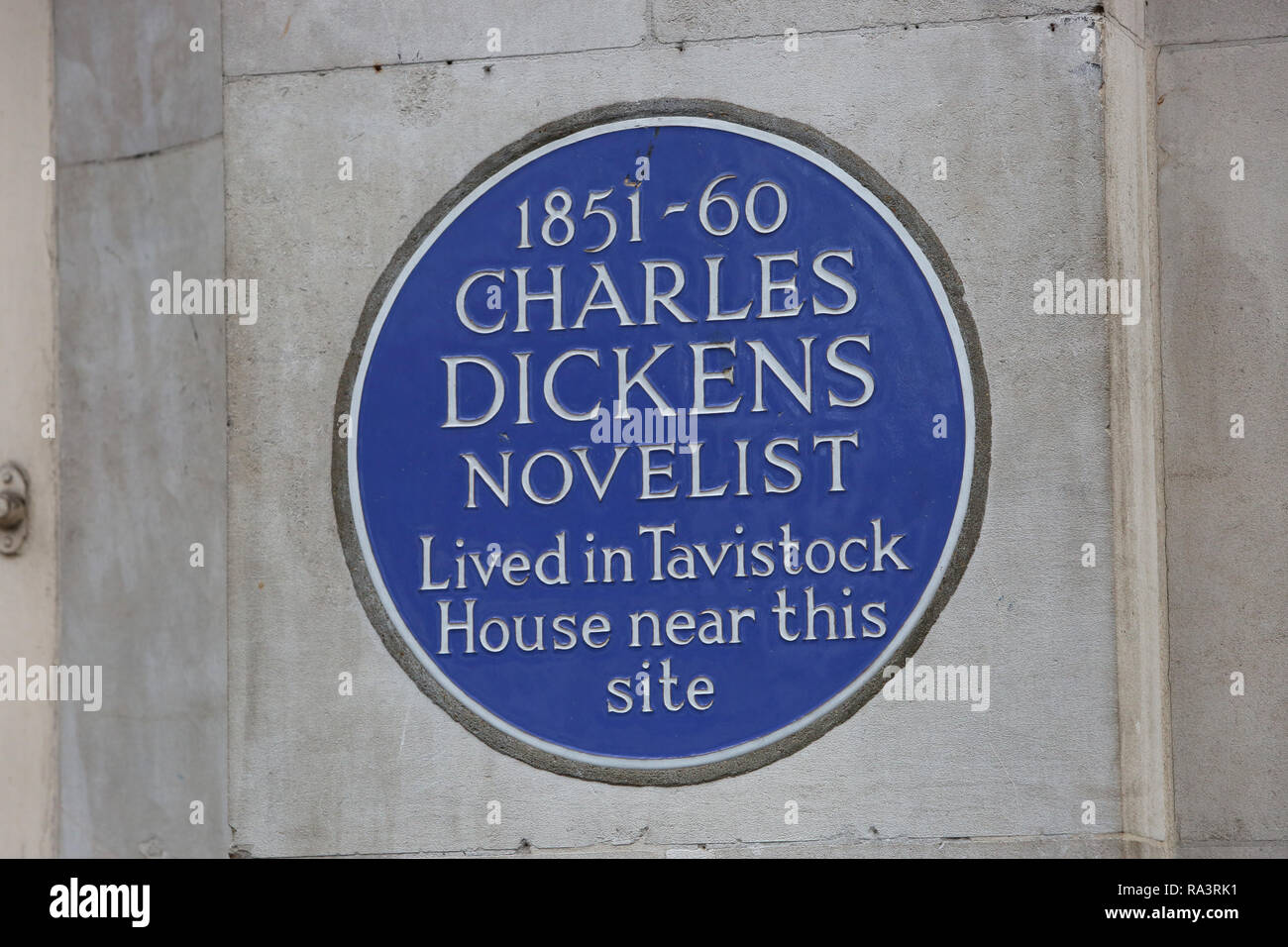 Vue générale d'une blue plaque pour Charles Dickens, romancier, sur le côté de la British Medical Association - BMA Building à Londres, Royaume-Uni. Banque D'Images