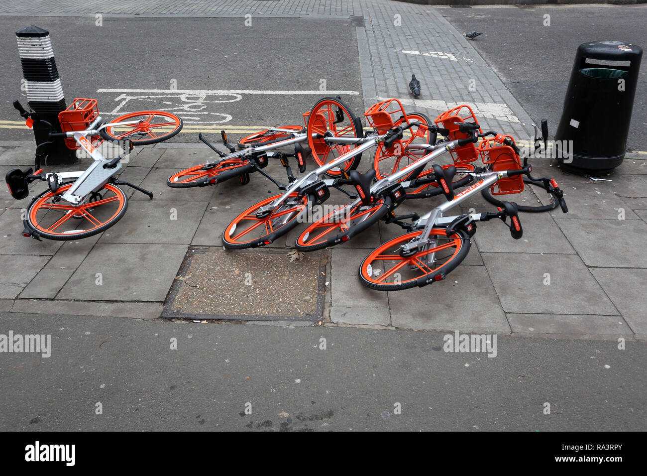 Une sélection de la photo du Mobike renversé sur le plancher à Londres, au Royaume-Uni. Banque D'Images