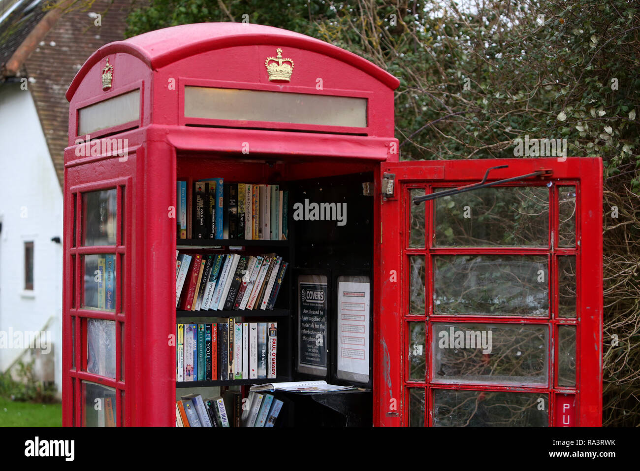 Vue générale d'un vieux téléphone fort utilisé comme un échange de livres in Oving, West Sussex, UK. Banque D'Images