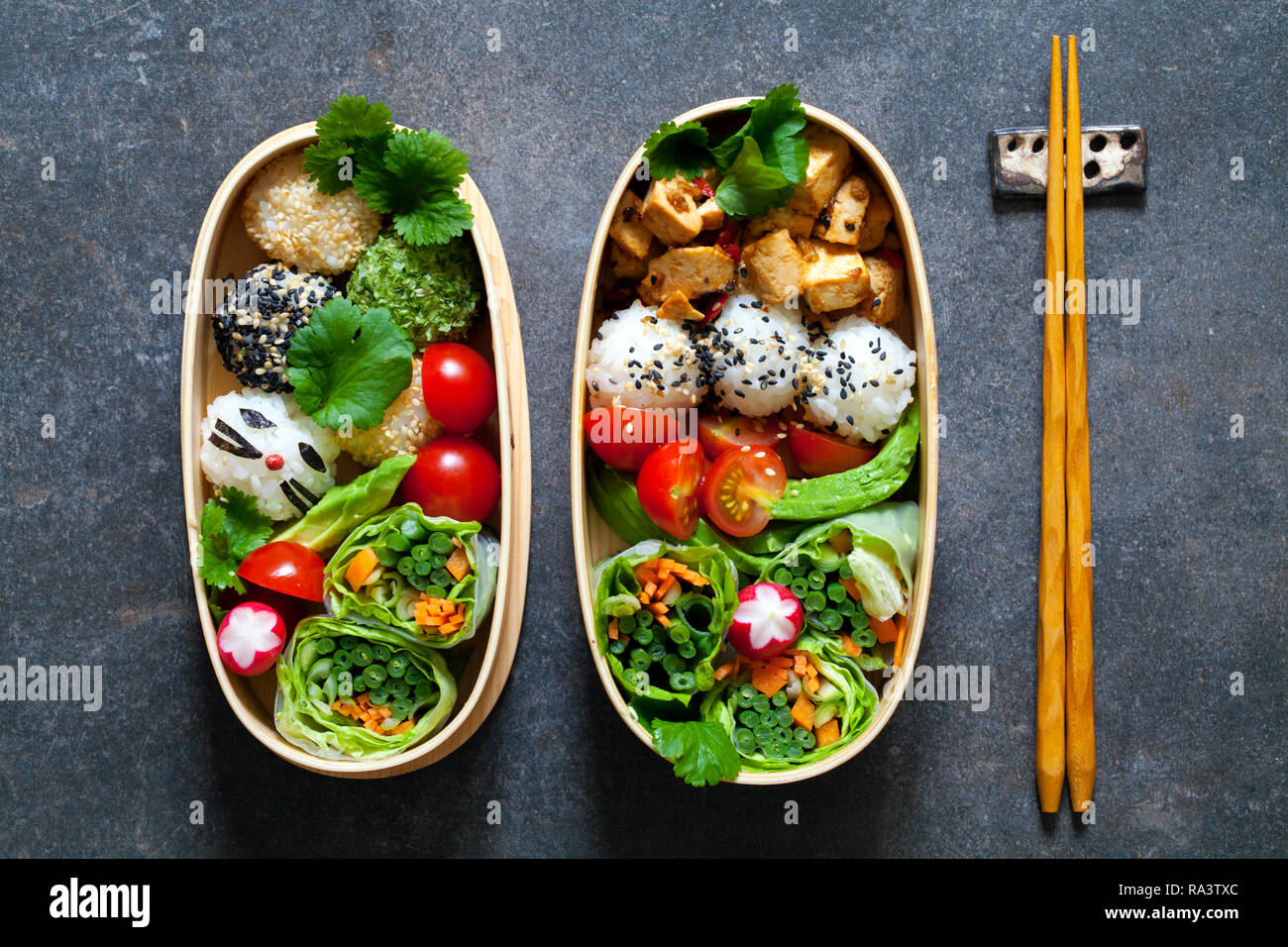 Vegan lunch box bento coloré avec des légumes verts et du tofu Photo Stock  - Alamy