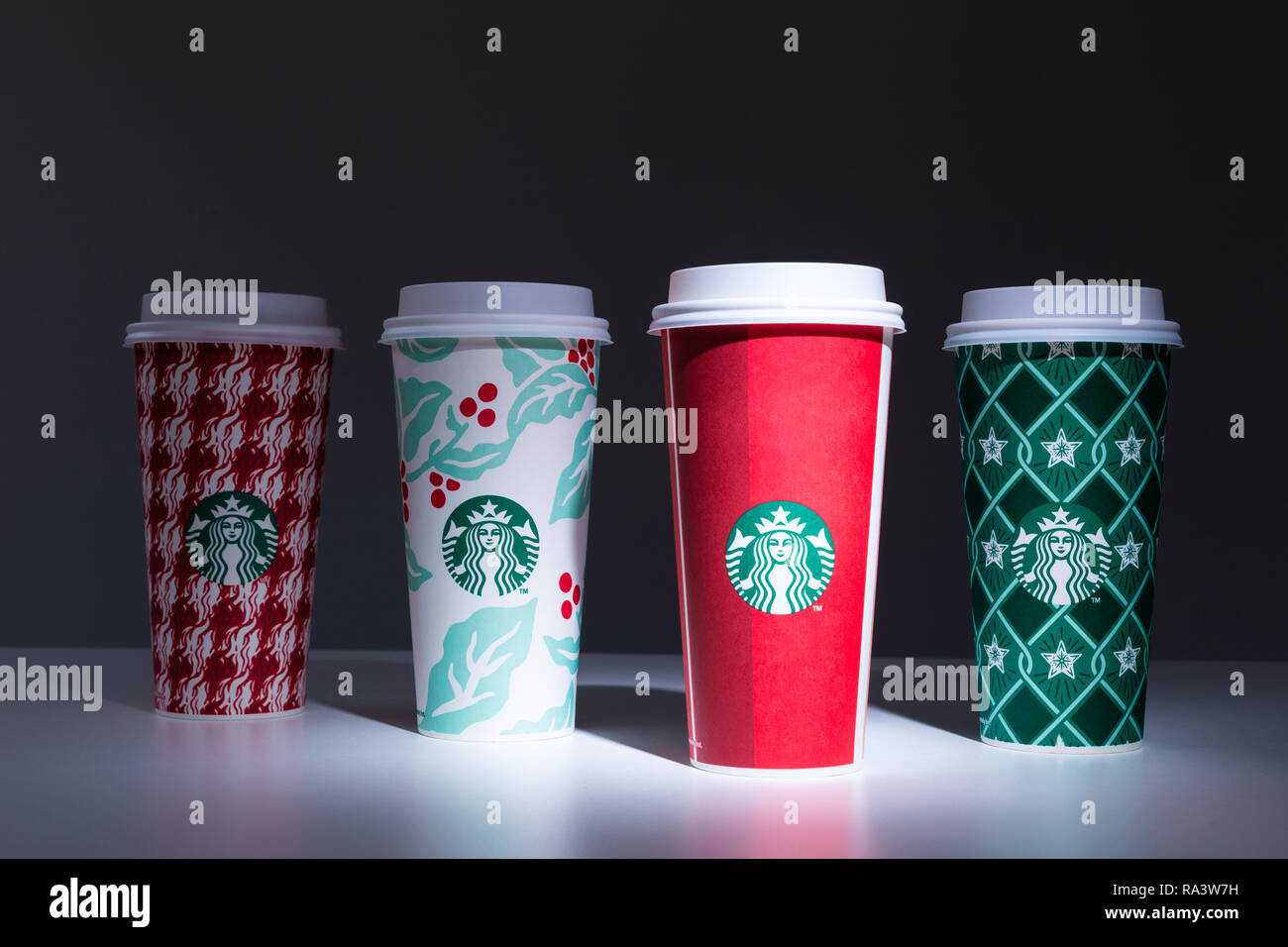 CHIANG MAI, THAÏLANDE - 31 décembre 2018 - Starbucks prendre Accueil Maison de tasses dans diverses conceptions alignés sur le tableau blanc sur un fond sombre à Chiang Banque D'Images