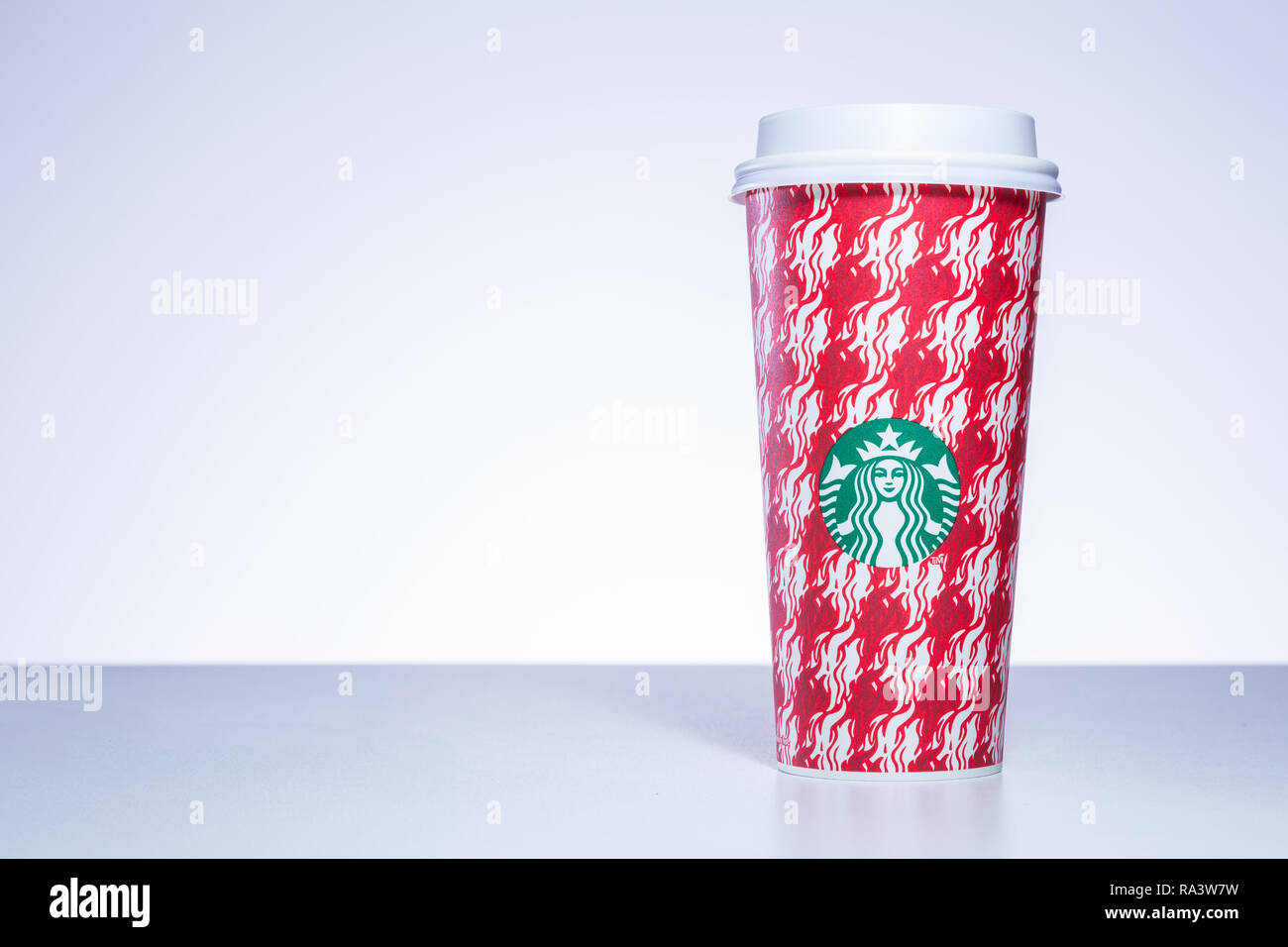 CHIANG MAI, THAÏLANDE - 31 décembre 2018 - Starbucks prendre Accueil Maison de tasses dans diverses conceptions alignés sur le tableau blanc contre un fond blanc en Chian Banque D'Images