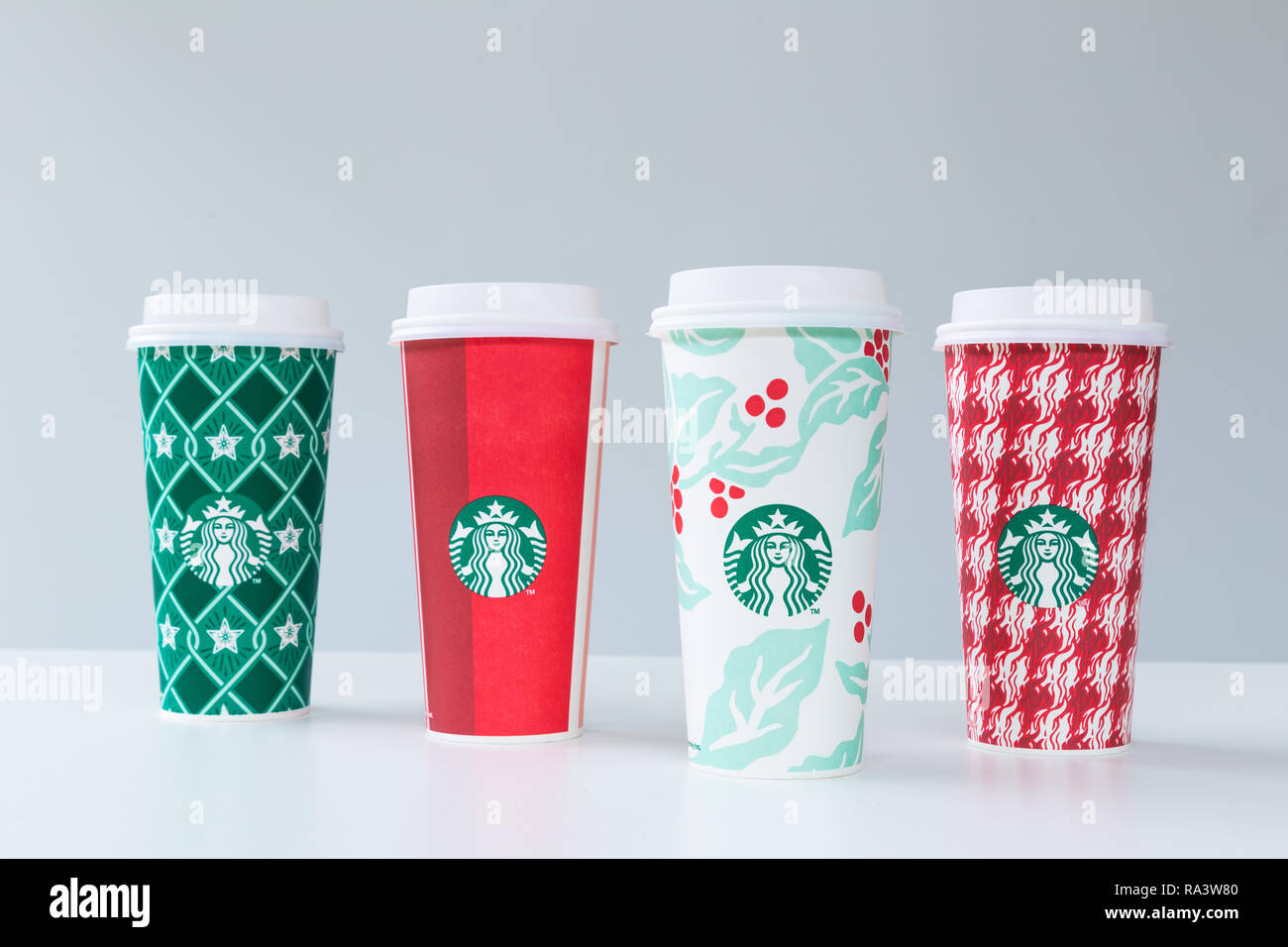 CHIANG MAI, THAÏLANDE - 31 décembre 2018 - Starbucks prendre Accueil Maison de tasses dans diverses conceptions alignés sur le tableau blanc contre un fond blanc en Chian Banque D'Images