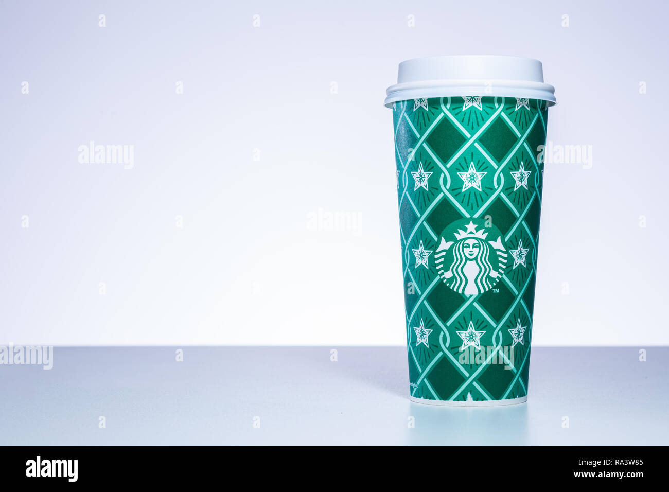 CHIANG MAI, THAÏLANDE - 31 décembre 2018 - Starbucks prendre Accueil Maison de tasse se dresse sur le tableau blanc contre un fond blanc à Chiang Mai, en Thaïlande, dans le cadre de Banque D'Images