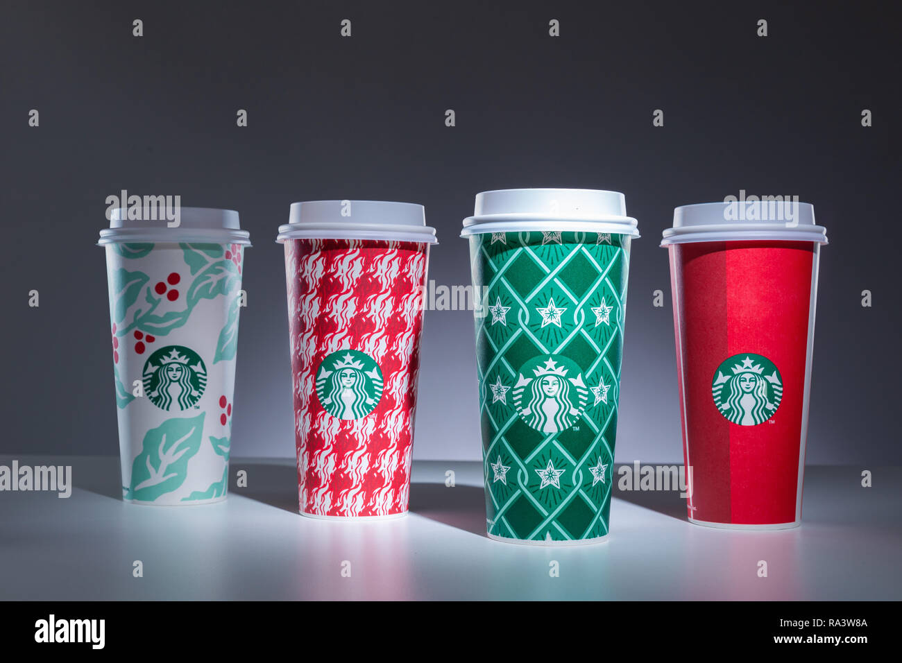 CHIANG MAI, THAÏLANDE - 31 décembre 2018 - Starbucks prendre Accueil Maison de tasses dans diverses conceptions alignés sur le tableau blanc contre un fond blanc en Chian Banque D'Images