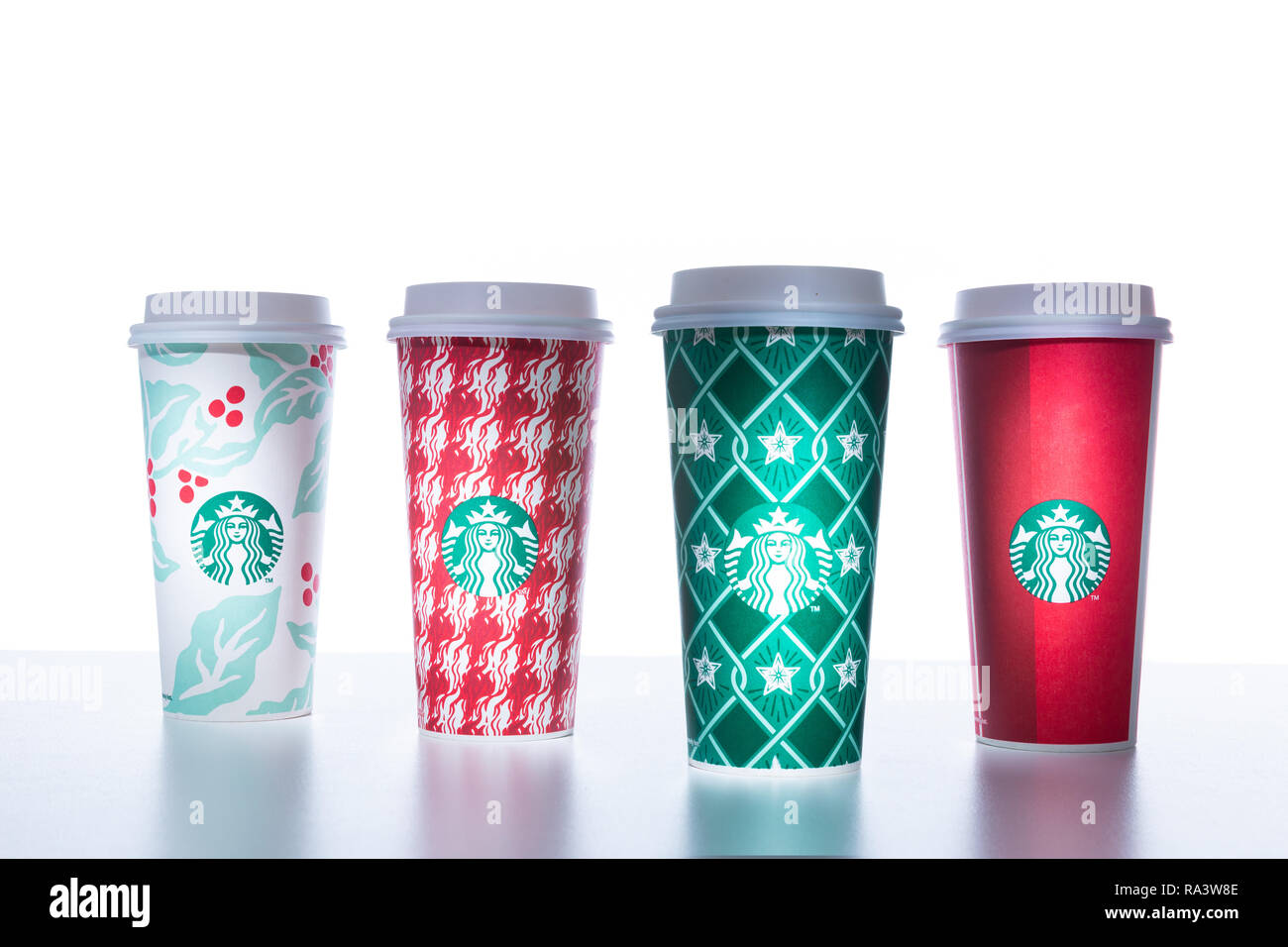 CHIANG MAI, THAÏLANDE - 31 décembre 2018 - Starbucks prendre Accueil Maison de tasses dans diverses conceptions alignés sur le tableau blanc contre un fond blanc en Chian Banque D'Images