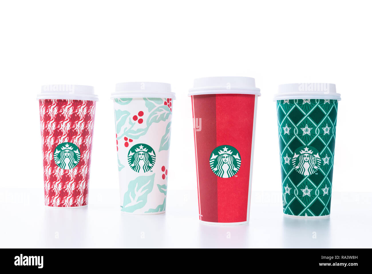 CHIANG MAI, THAÏLANDE - 31 décembre 2018 - Starbucks prendre Accueil Maison de tasses dans diverses conceptions alignés sur le tableau blanc contre un fond blanc en Chian Banque D'Images