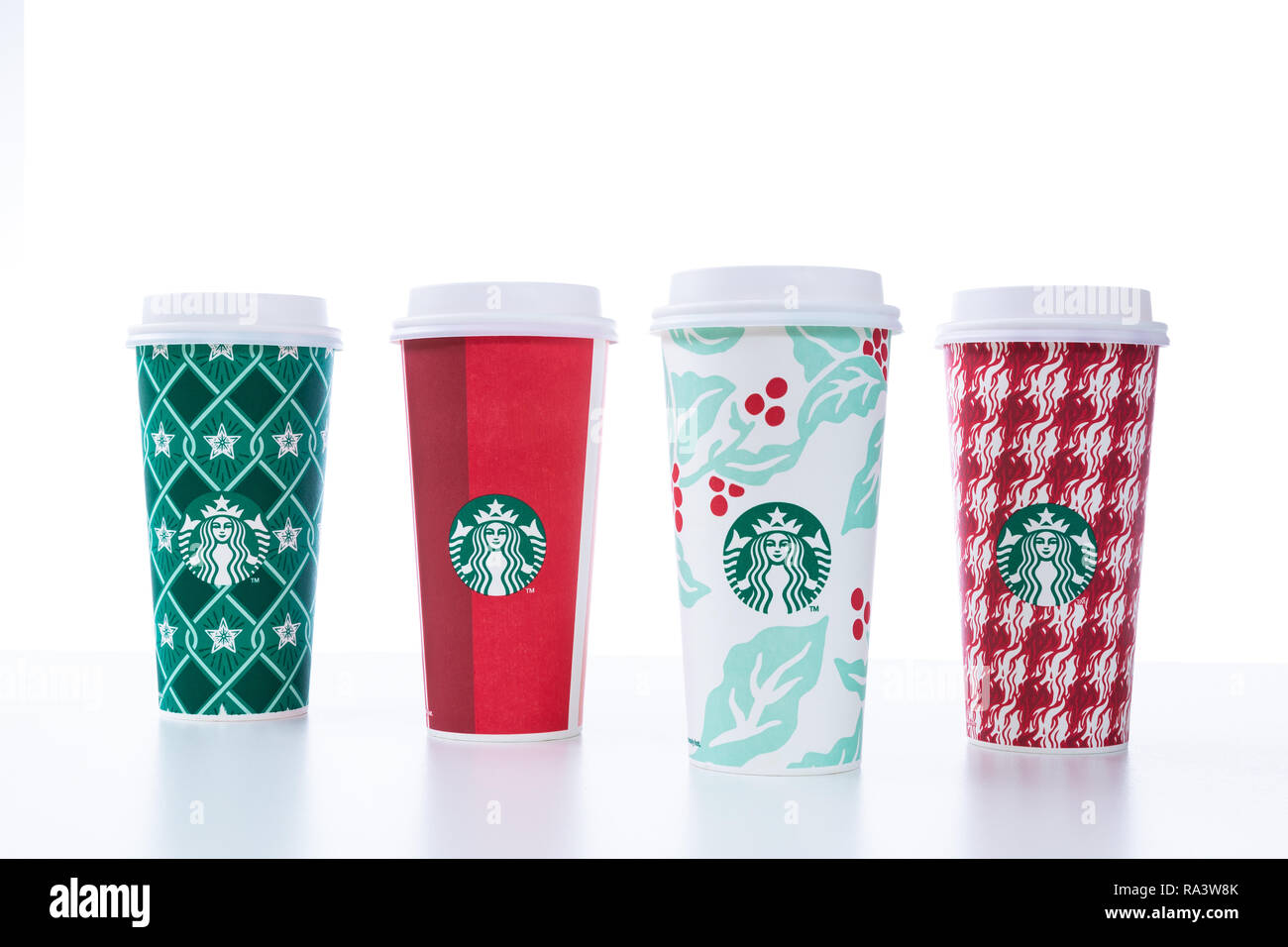 CHIANG MAI, THAÏLANDE - 31 décembre 2018 - Starbucks prendre Accueil Maison de tasses dans diverses conceptions alignés sur le tableau blanc contre un fond blanc en Chian Banque D'Images