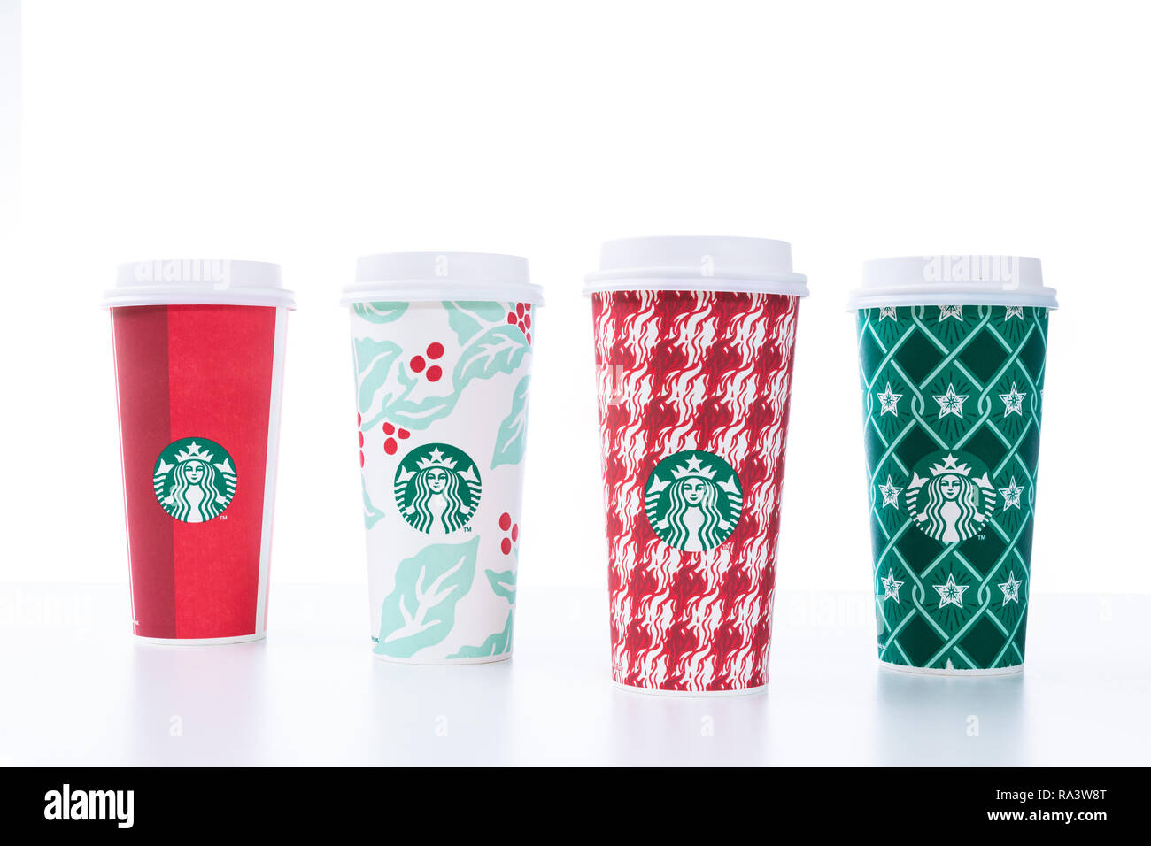 CHIANG MAI, THAÏLANDE - 31 décembre 2018 - Starbucks prendre Accueil Maison de tasses dans diverses conceptions alignés sur le tableau blanc contre un fond blanc en Chian Banque D'Images