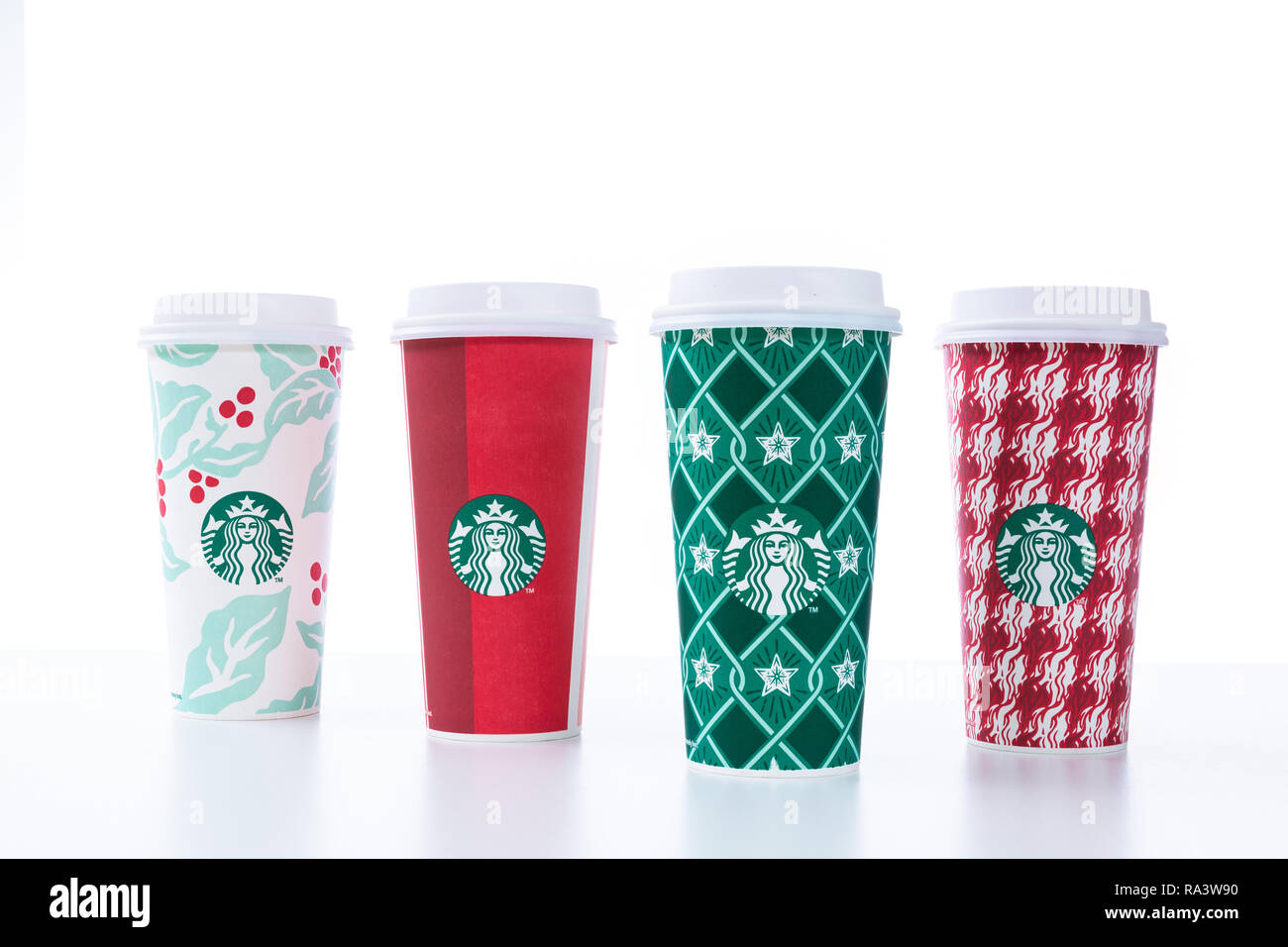 CHIANG MAI, THAÏLANDE - 31 décembre 2018 - Starbucks prendre Accueil Maison de tasses dans diverses conceptions alignés sur le tableau blanc contre un fond blanc en Chian Banque D'Images