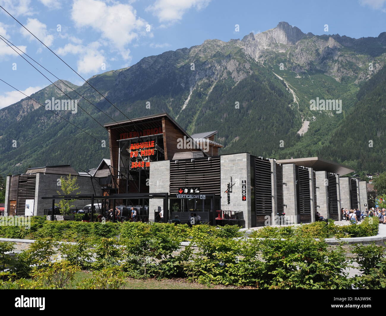 CHAMONIX MONT BLANC, France Août 2018 : le célèbre bâtiment de la station de téléphérique Aiguille du Midi pic en ville européenne au clair avec les paysages des Alpes Banque D'Images