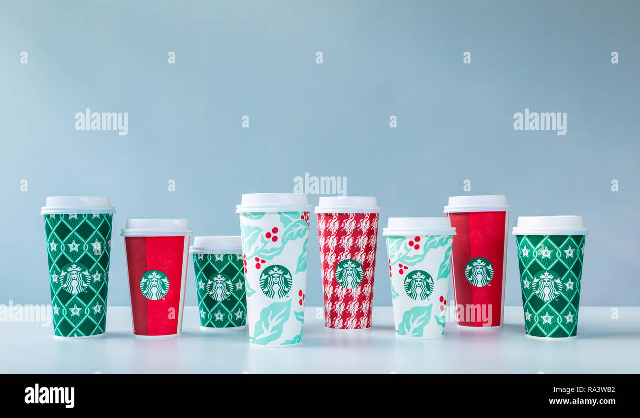 CHIANG MAI, THAÏLANDE - 31 décembre 2018 - Starbucks prendre Accueil Maison de tasses dans diverses conceptions alignés sur le tableau blanc contre un fond de couleur dans la lumière Banque D'Images