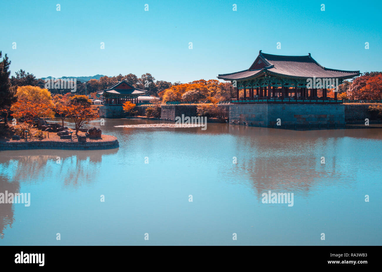 Les pavillons de l'Étang Anapji reflète dans l'eau à Gyeongju, Corée du Sud. Teal et avis d'orange. Banque D'Images