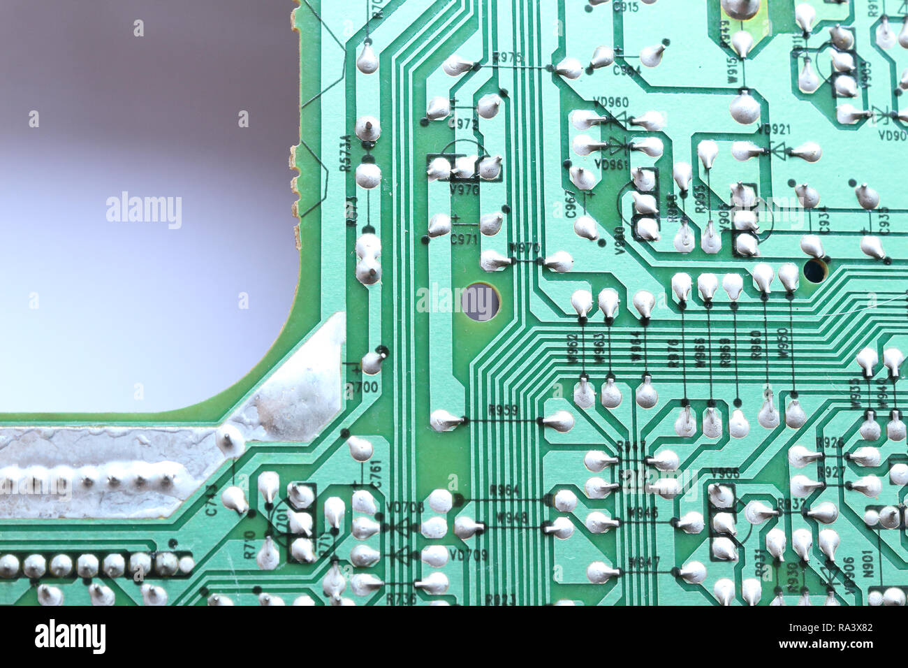 En l, un circuit imprimé standard de l'industrie verte, avec des pistes conductrices d'étain de soudage et l'écran de soie noire des étiquettes, vu sur le côté inférieur Banque D'Images