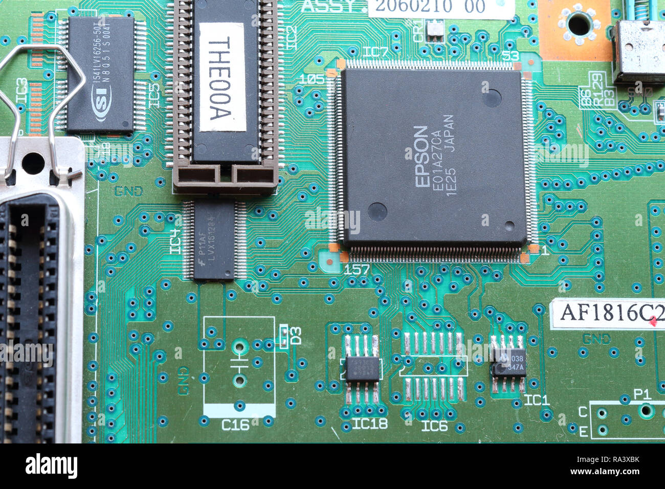 Un circuit imprimé vert avec micropuces à montage en surface des composants électroniques et des pistes conductrices, vu sur le côté supérieur, avec écran de soie et étiquettes Banque D'Images