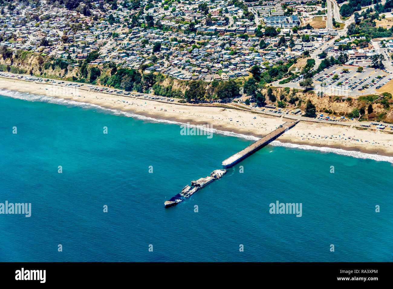 Vue aérienne d'un navire coulé à la fin de la jetée de Aptos, Californie. Banque D'Images