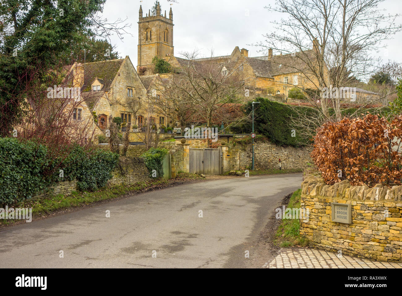 Le Village De Cotswold Anglais Blockley En Vue De L Eglise Paroissiale De St Pierre Et St Paul Blockley Gloucestershire England Uk Photo Stock Alamy