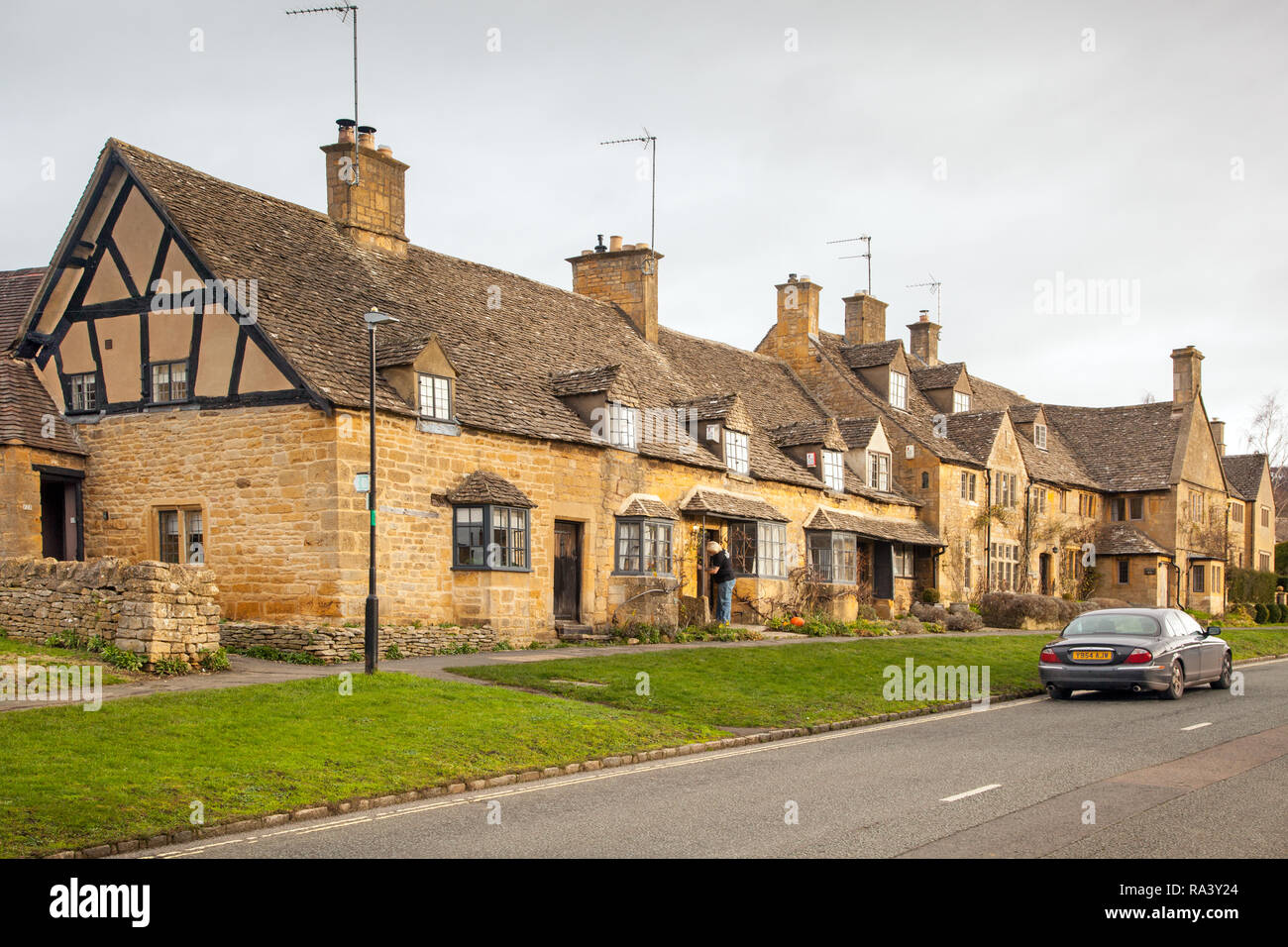 Jaguar S type voiture garée dans le pittoresque village de Cotswold quintessenciel de Broadway avec ses bâtiments et maisons en pierre de Cotswold Banque D'Images