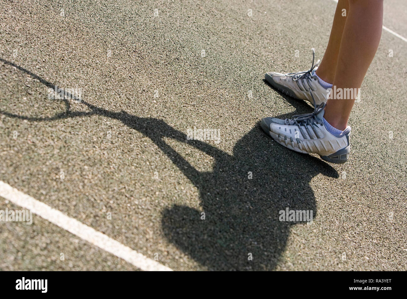 Gros plan d'une raquette de tennis féminin holding racket ou par une belle journée ensoleillée Banque D'Images