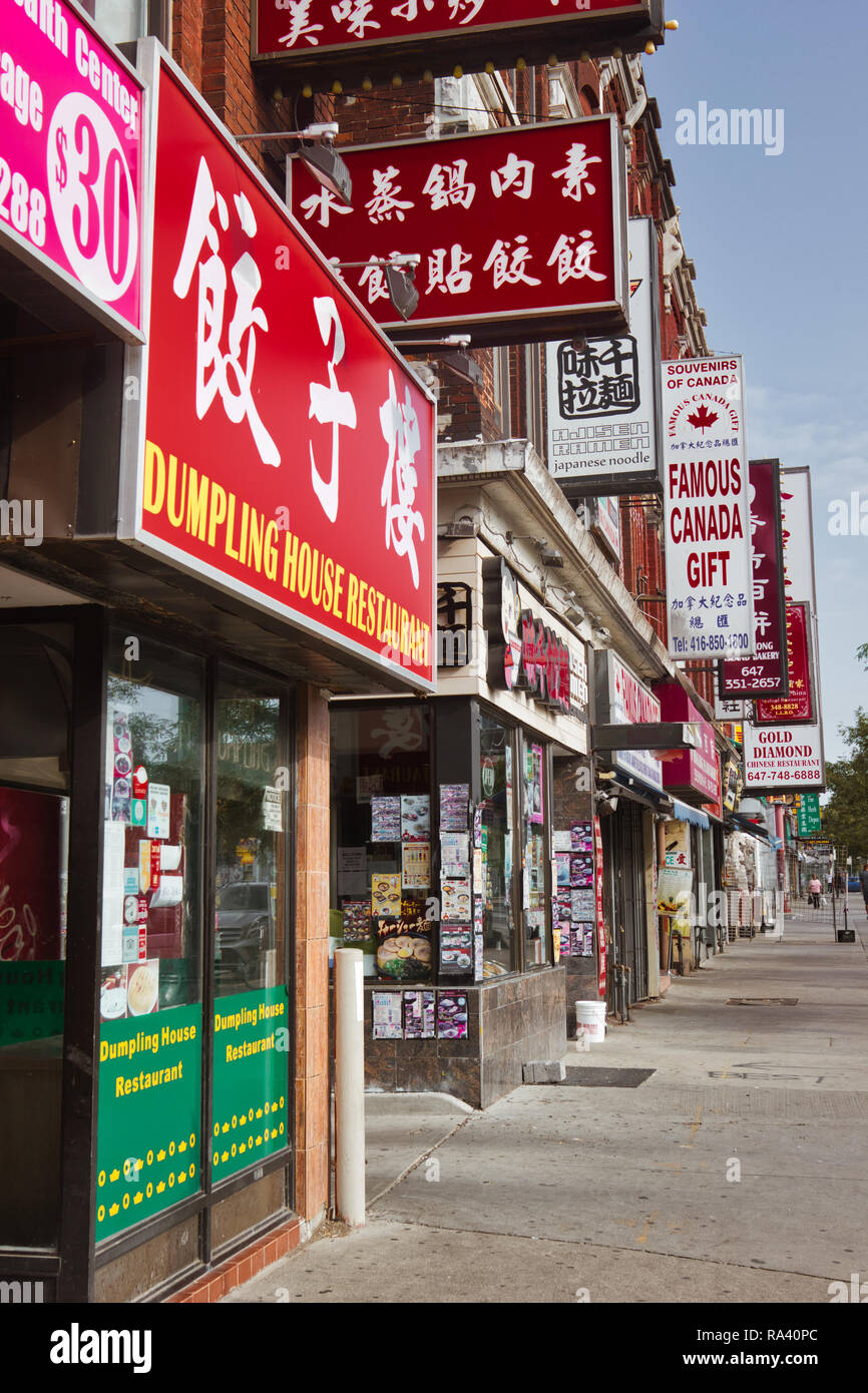 Scène de rue avec des magasins chinois, Chinatown, Toronto, Ontario, Canada Banque D'Images