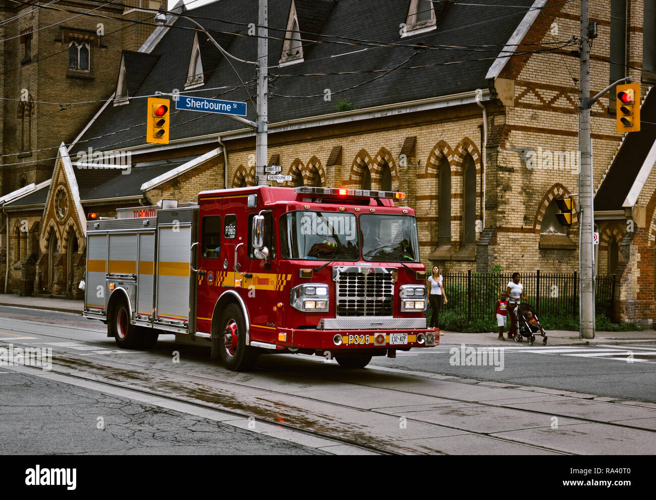 Fire Truck Racing le long street, répondant à l'urgence, Toronto, Ontario, Canada Banque D'Images