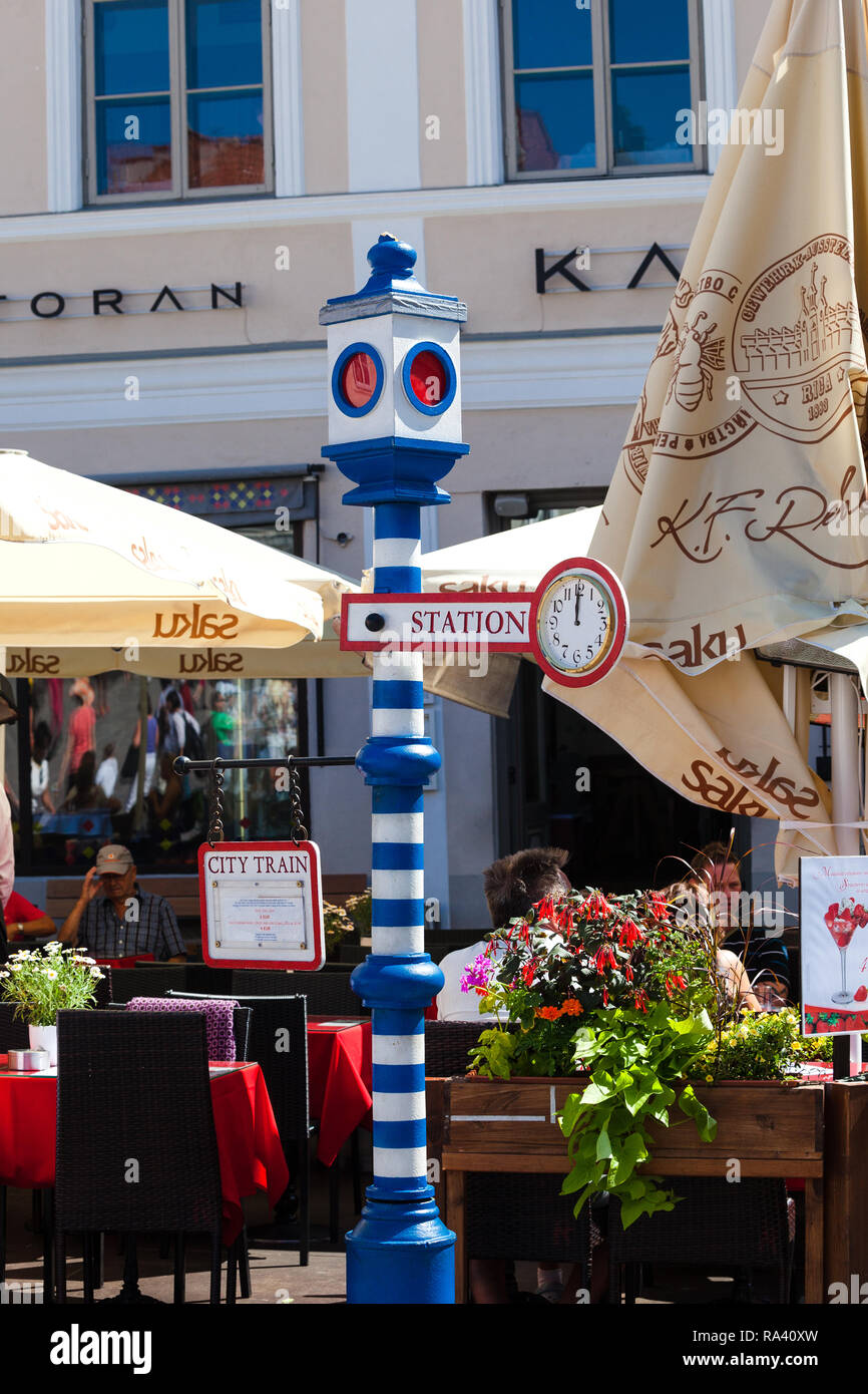 Train touristique de la ville s'arrêtent à Raekoja plats (place de l'Hôtel de ville)... au centre de la vieille ville de Tallinn. L'Estonie. Banque D'Images