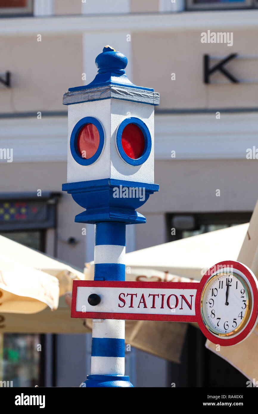 Train touristique de la ville s'arrêtent à Raekoja plats (place de l'Hôtel de ville)... au centre de la vieille ville de Tallinn. L'Estonie. Banque D'Images