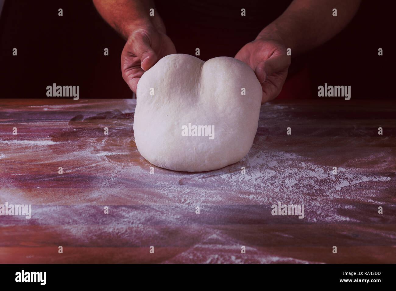 Chef boulanger préparer la pâte à pain dans une boulangerie. Cuisine professionnelle. Stock photo Banque D'Images
