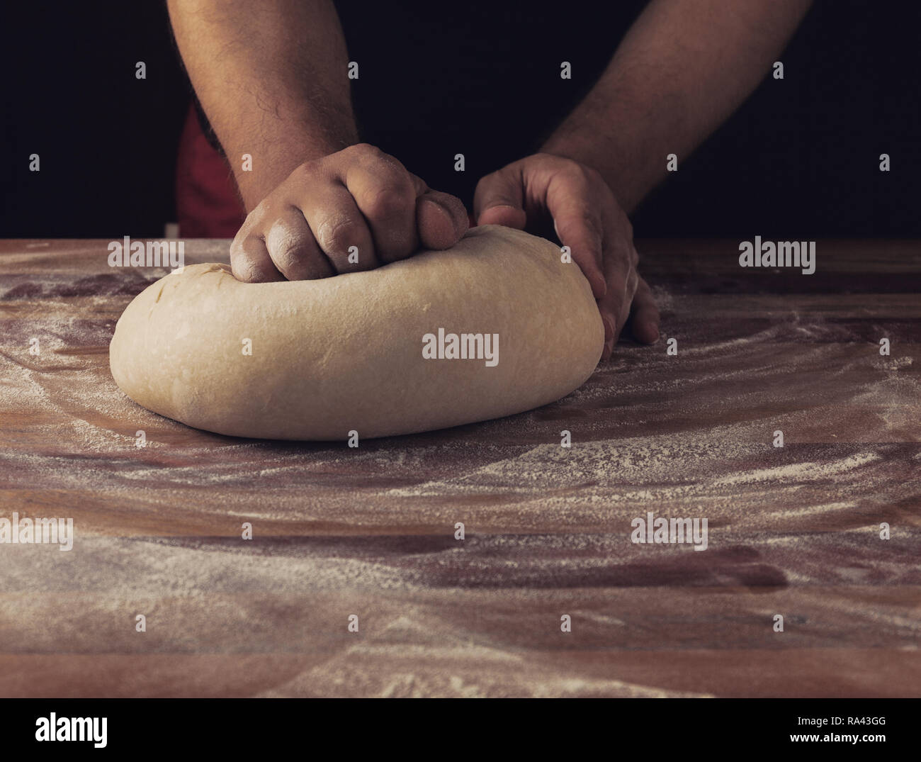 Chef boulanger préparer la pâte à pain dans une boulangerie. Cuisine professionnelle. Stock photo Banque D'Images