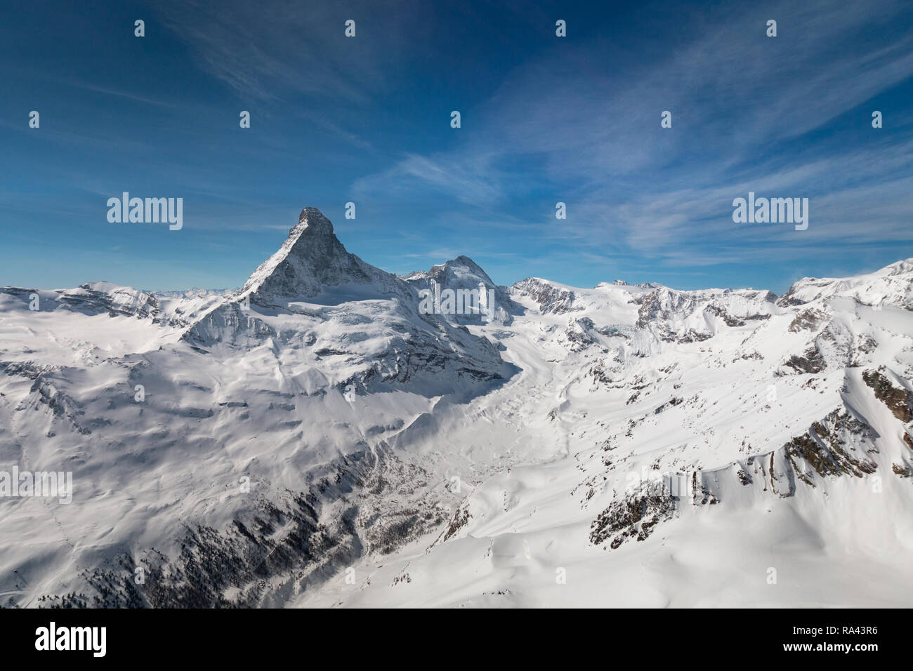 Vue aérienne de la majestueuse et célèbre Matterhorn montagne devant un ciel bleu, Suisse Banque D'Images