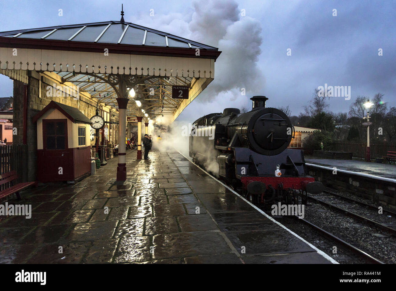 Locomotive à vapeur du patrimoine réservoir du moteur. Soirée d'hiver à Ramsbottom station sur l'East Lancashire Railway. Banque D'Images