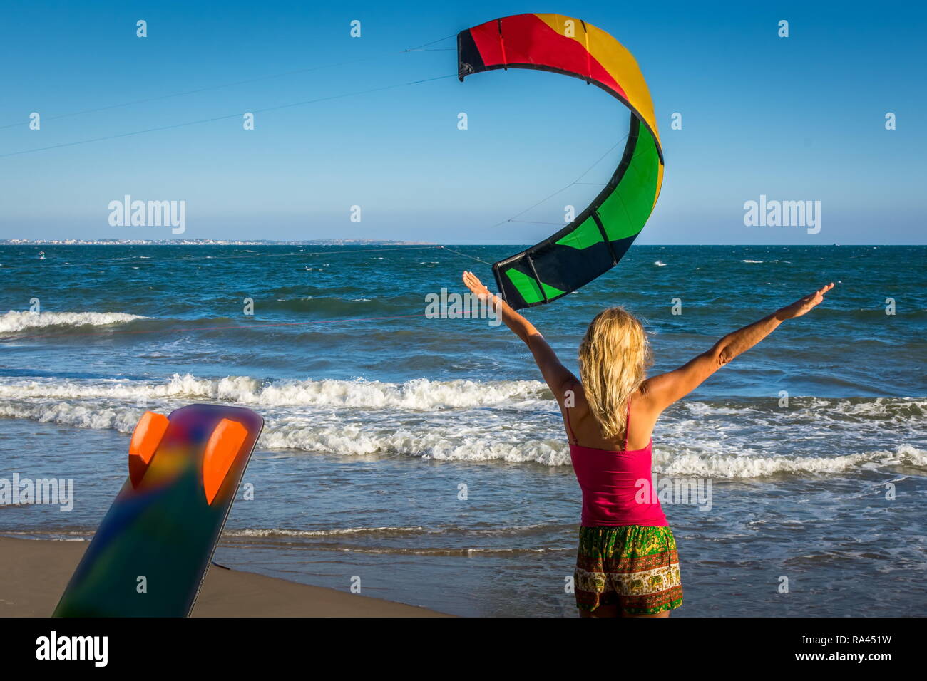 Belle femme sur la plage de kite. Emplacement spot de kitesurf à Mui Ne Vietnam - kite paradise Banque D'Images
