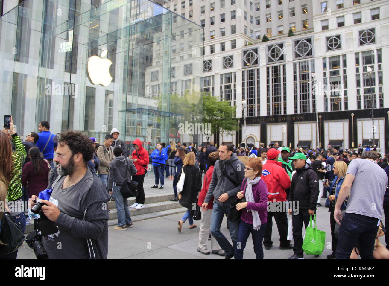 Ligne de gens qui attendent à l'extérieur de l'Apple Store de la Cinquième Avenue pour acheter le dernier iPhone le 19 septembre 2014. Banque D'Images