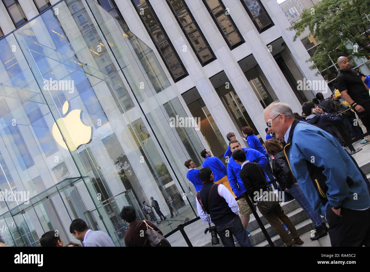 Ligne de gens qui attendent à l'extérieur de l'Apple Store de la Cinquième Avenue pour acheter le dernier iPhone le 19 septembre 2014. Banque D'Images