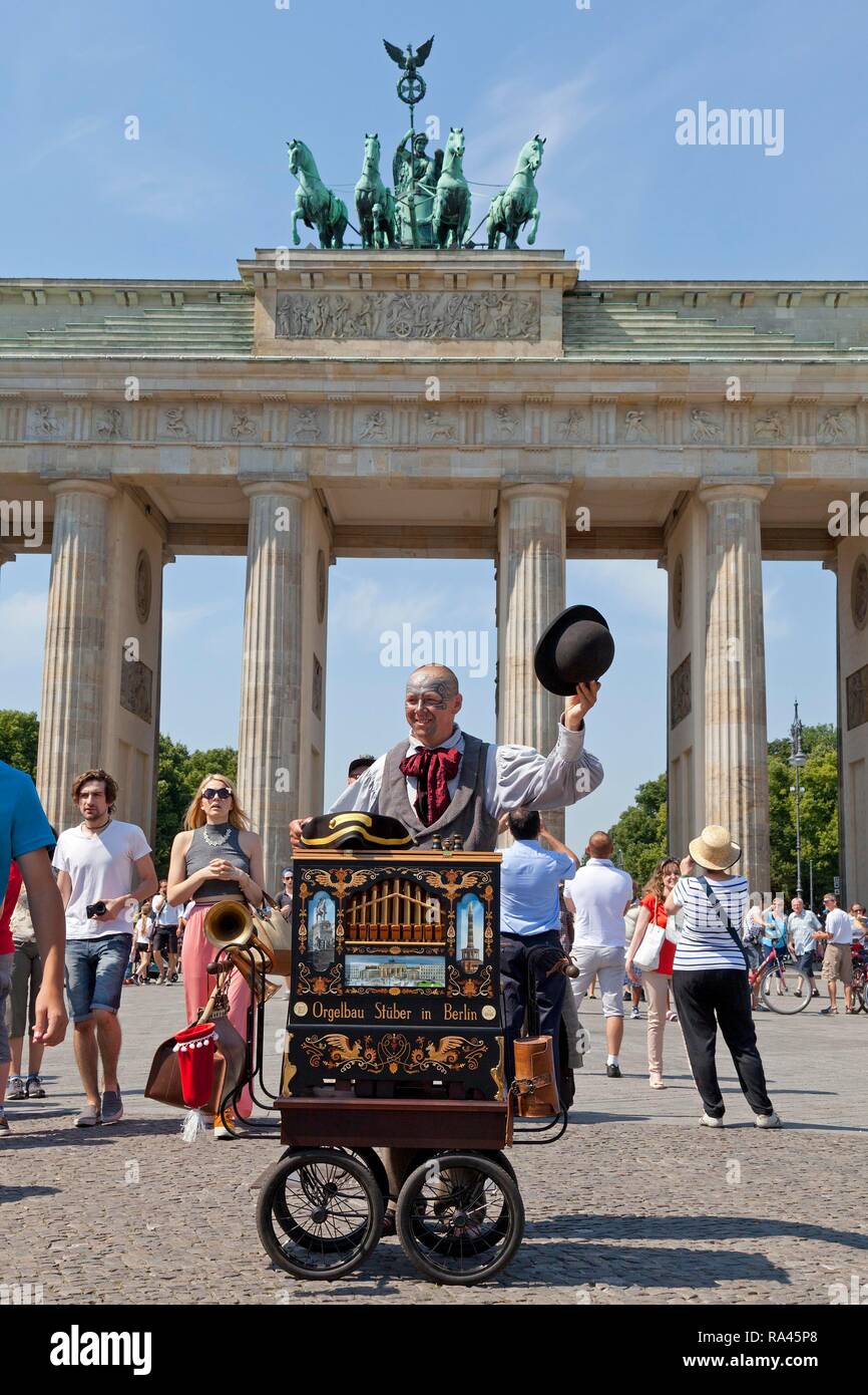 Organe-grinder en face de la porte de Brandebourg, Berlin, Allemagne Banque D'Images