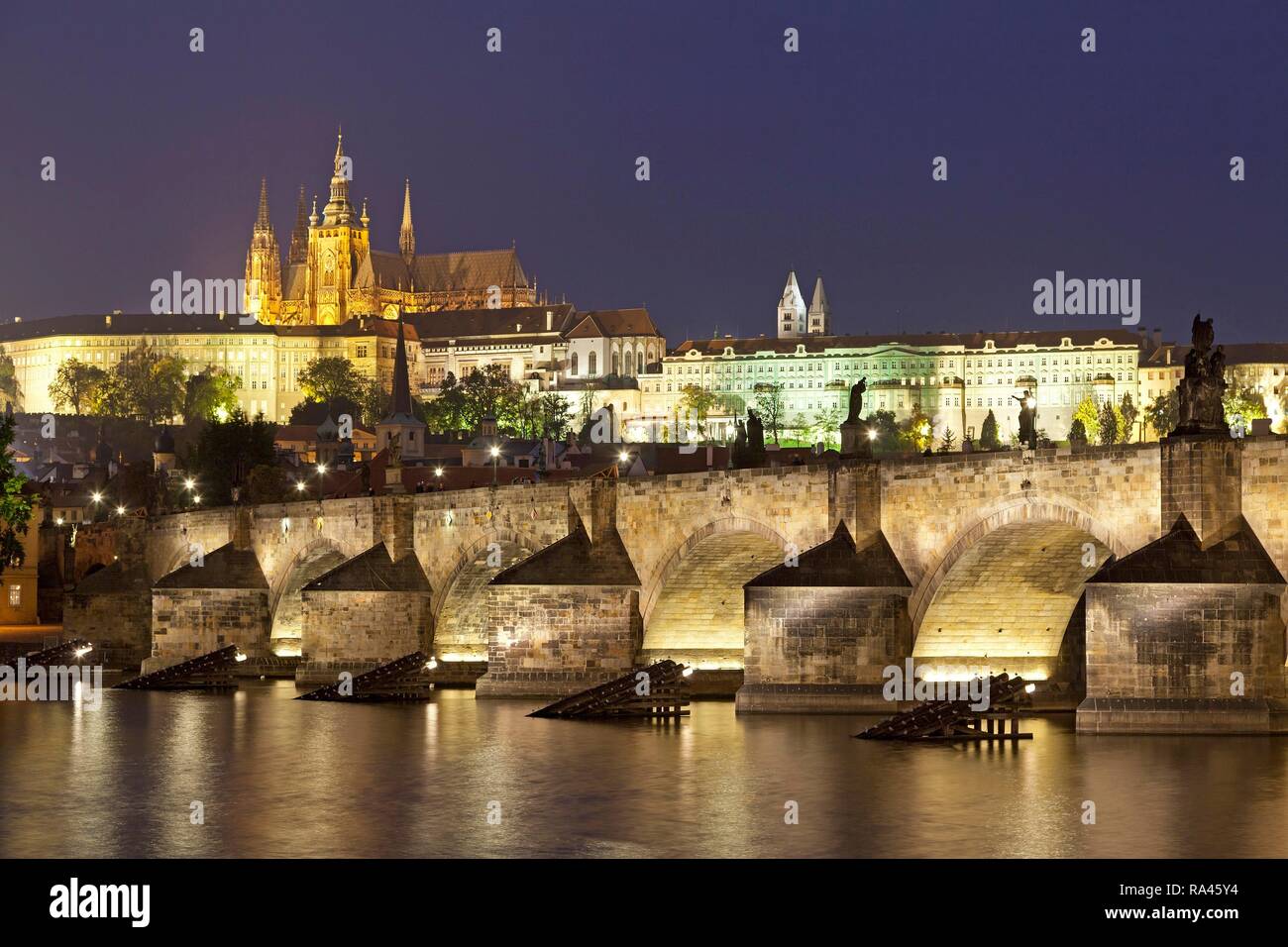 Le Château de Prague avec Charles Bridge at night, Moldova, Prague, République Tchèque Banque D'Images