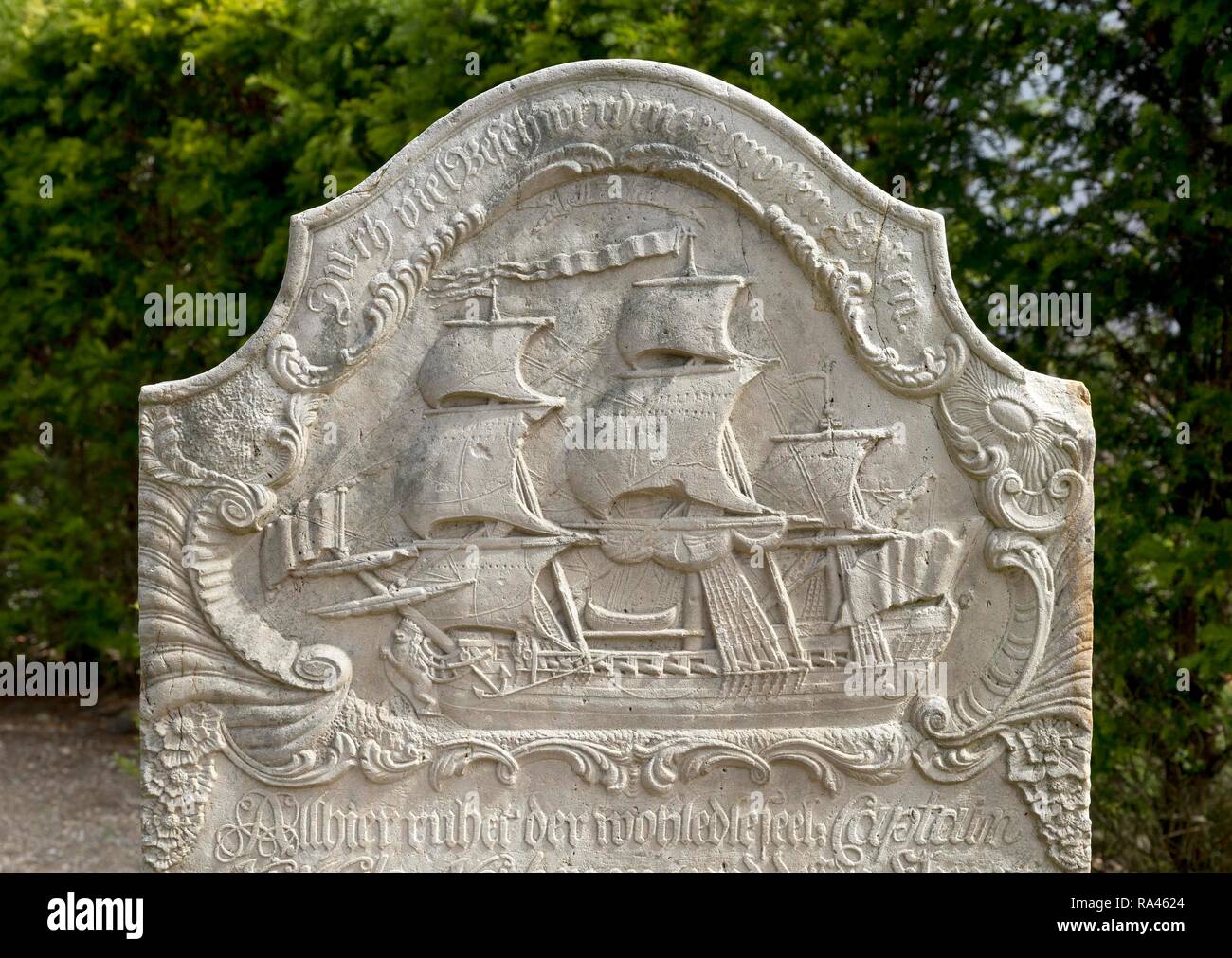 Vieille pierre tombale avec voilier sur Cemetery, Nebel, Amrum, Frise du Nord, Schleswig-Holstein, Allemagne Banque D'Images