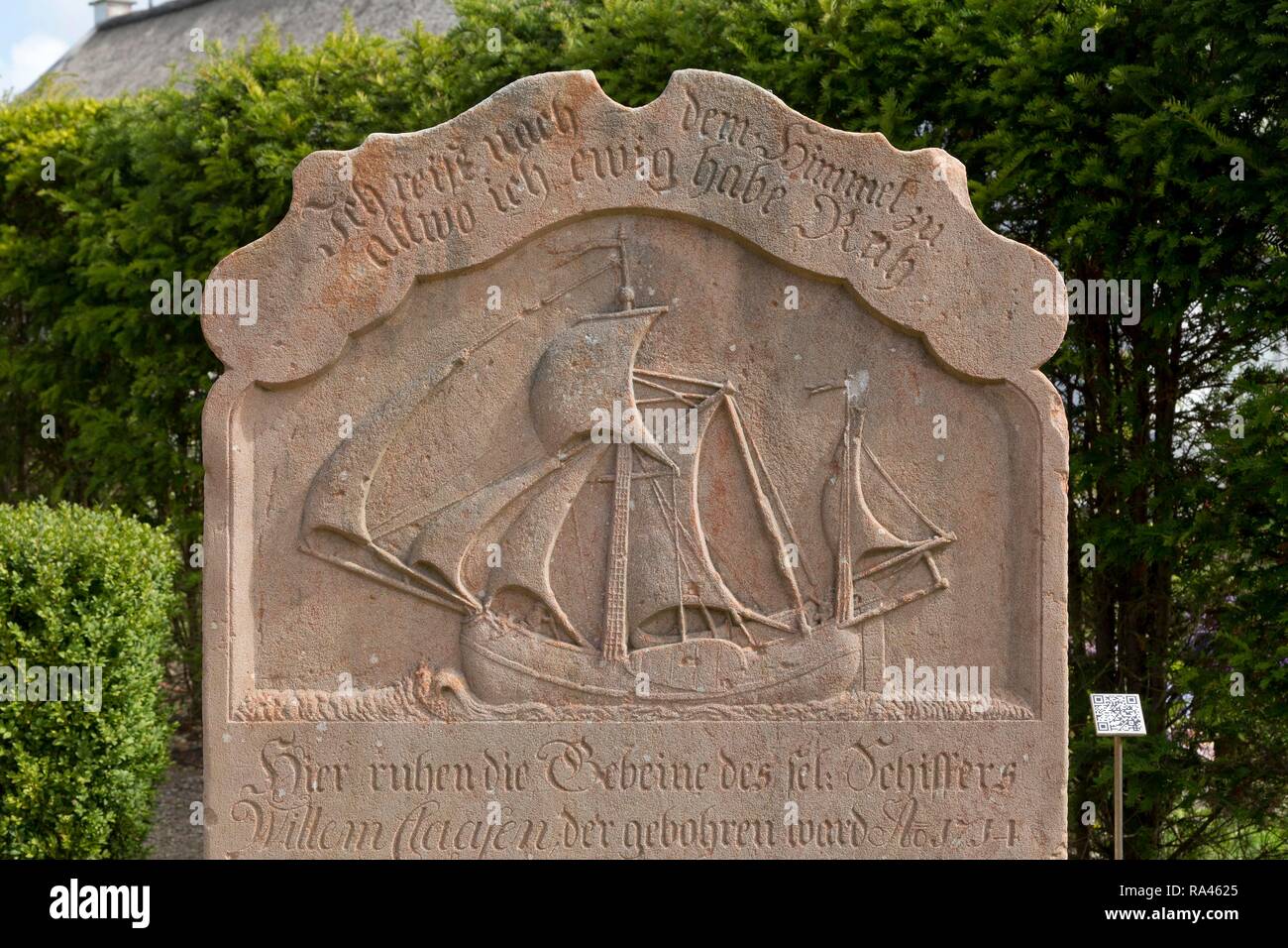 Vieille pierre tombale avec voilier sur Cemetery, Nebel, Amrum, Frise du Nord, Schleswig-Holstein, Allemagne Banque D'Images