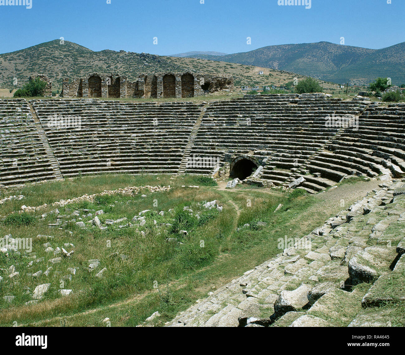 La Turquie. Aphrodisias. L'ancienne ville grecque classique. Le stade. Il a été construits à la fin 1er siècle AD. Initialement conçu pour des concours athlétiques. Vue panoramique de l'extrémité de l'immeuble, transformé en un amphithéâtre et arena spécialement conçu pour les animations de style romain, ca. 400 AD. Banque D'Images
