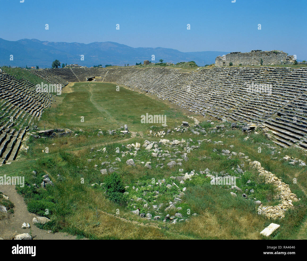 La Turquie. Aphrodisias. L'ancienne ville grecque classique. Le stade. Il a été construits à la fin 1er siècle AD. Initialement conçu pour des concours athlétiques. Vue panoramique. Banque D'Images