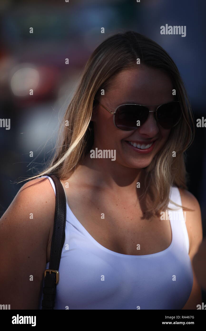 Très beau sourire dans les ombres Banque D'Images
