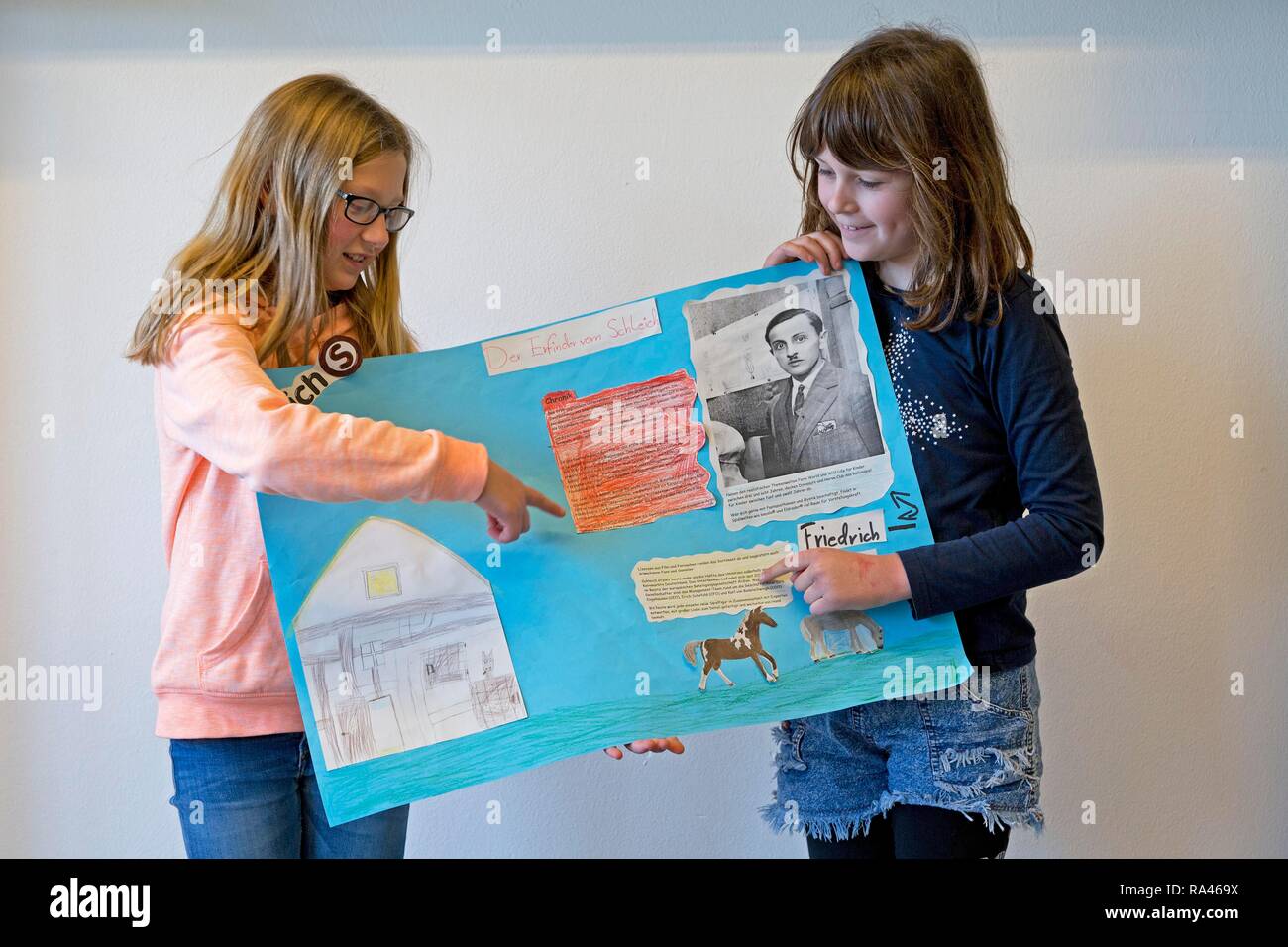 Deux étudiants de l'affiche avec une présentation, l'école primaire, Basse-Saxe, Allemagne Banque D'Images