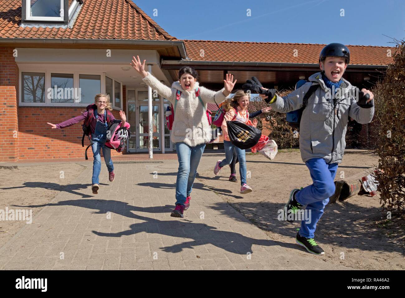 Les élèves après l'école, début de vacacions, court de l'école, l'école primaire, Basse-Saxe, Allemagne Banque D'Images