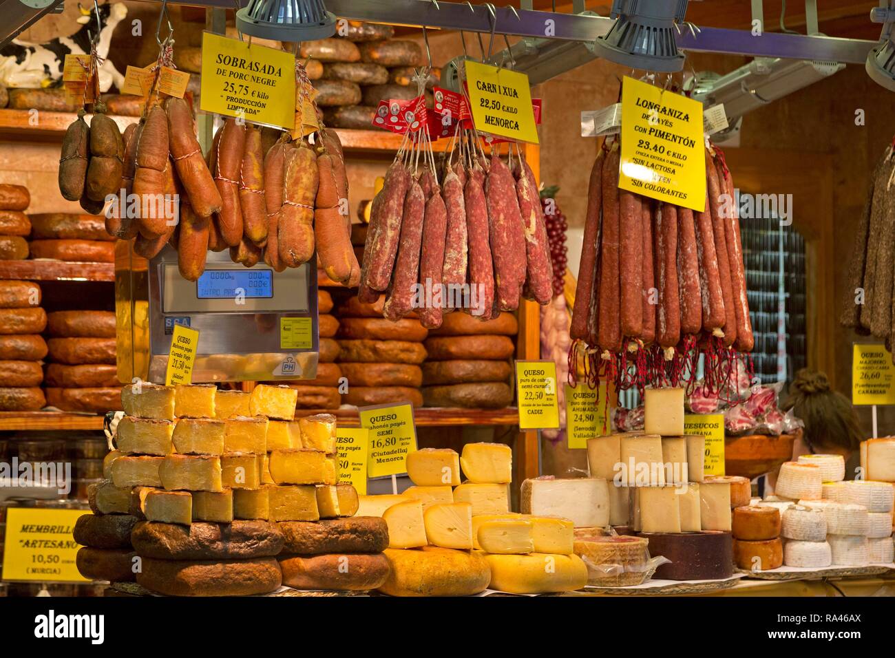 Avec blocage de saucisses et fromages, Mercat de l'Olivar, Palma de Majorque, Espagne Banque D'Images