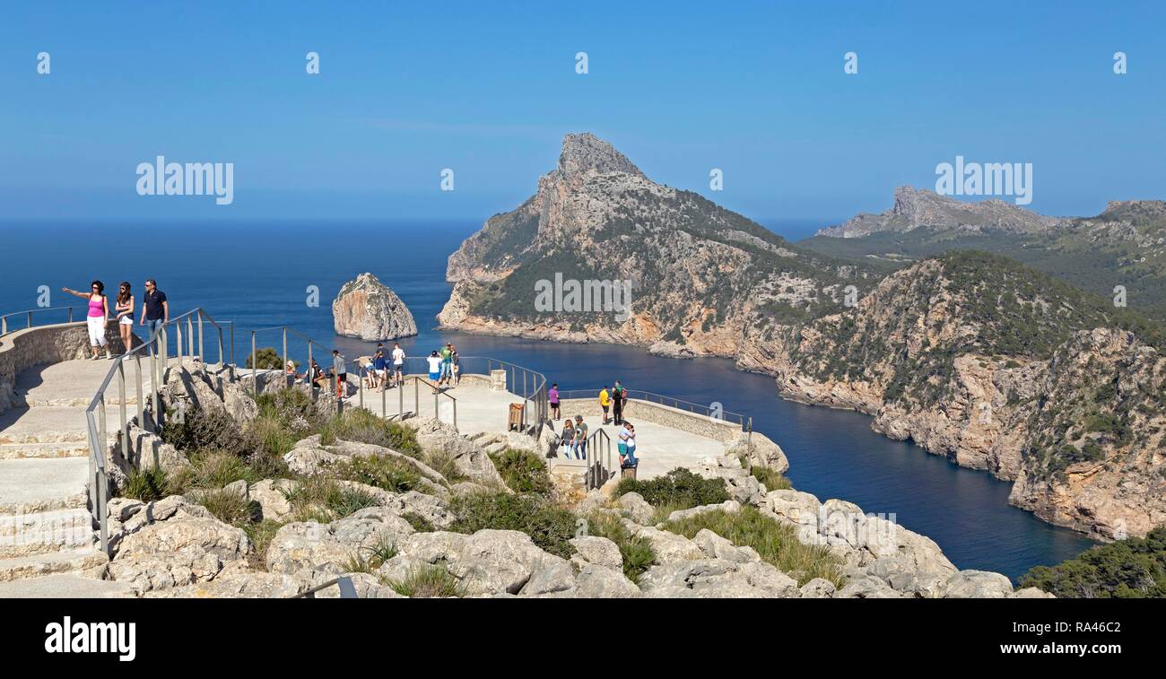 Les touristes à la vue, Mirador d'Es Colomer, également Mirador del Mal Pas, presqu'île de Formentor, Majorque, Espagne Banque D'Images