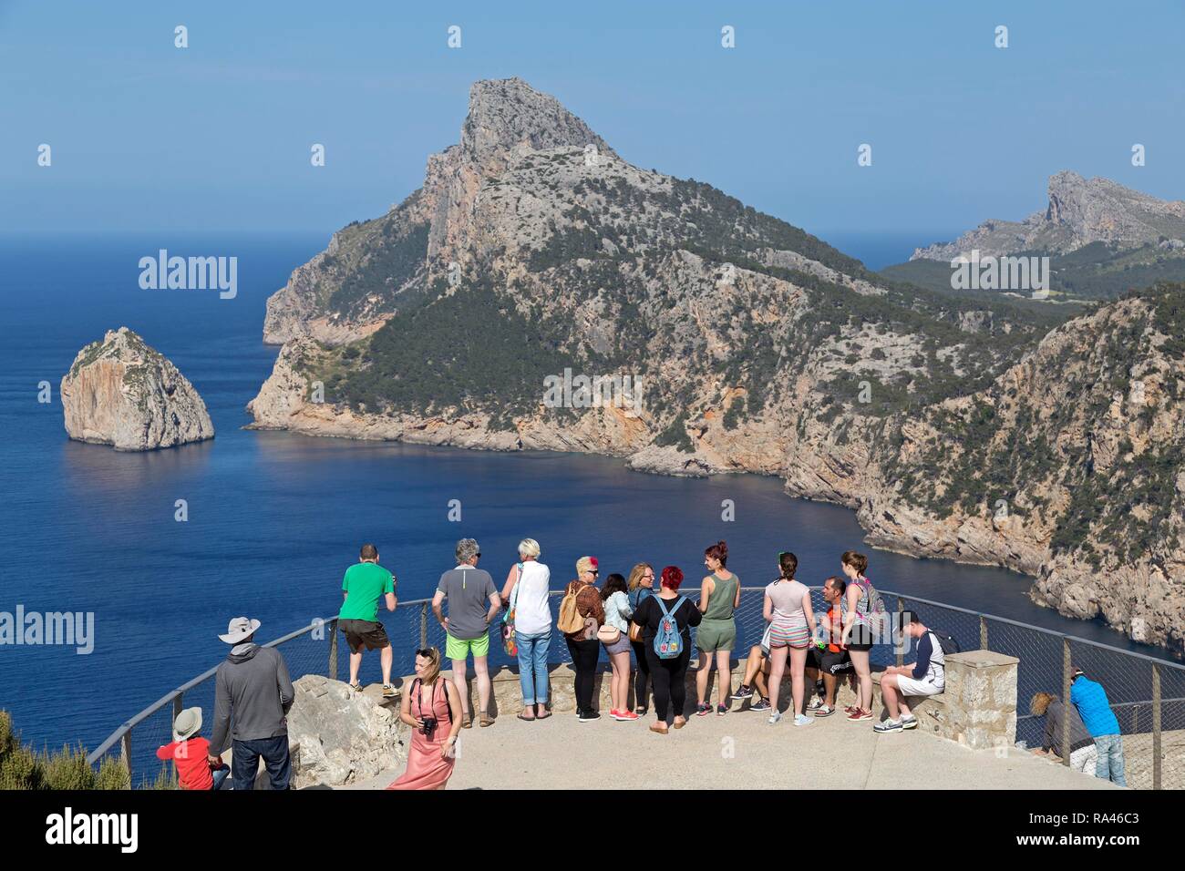 Les touristes à la vue, Mirador d'Es Colomer, également Mirador del Mal Pas, presqu'île de Formentor, Majorque, Espagne Banque D'Images