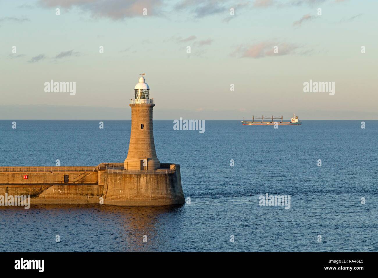 Phare, d'un cargo en mer, Tynemouth, Northumberland, Angleterre Banque D'Images