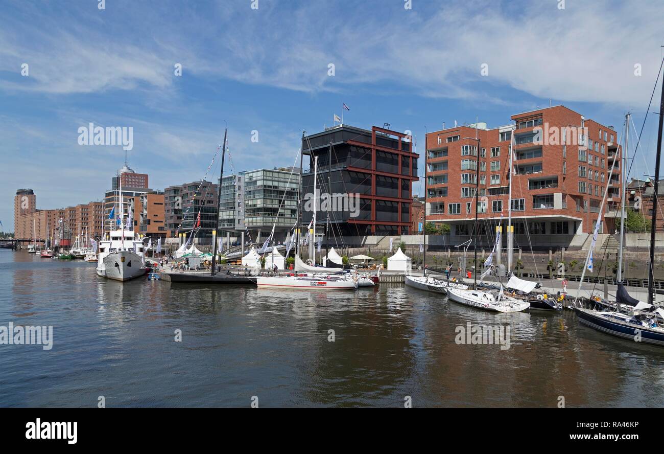 Voiliers dans le port, Sandtorkai, HafenCity, Hambourg, Allemagne Banque D'Images